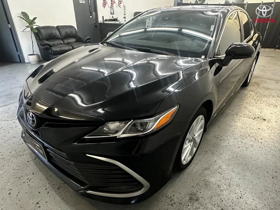 Used 2022 Toyota Camry LE FWD image 3