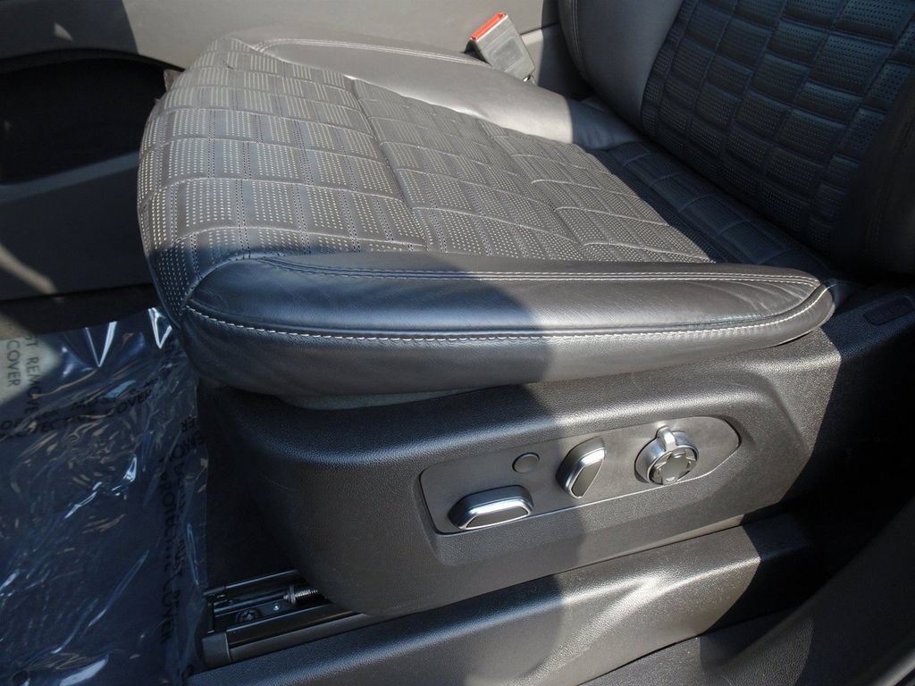 Used 2023 Cadillac Escalade V w/ LPO, ONYX Package AWD/4WD image 9