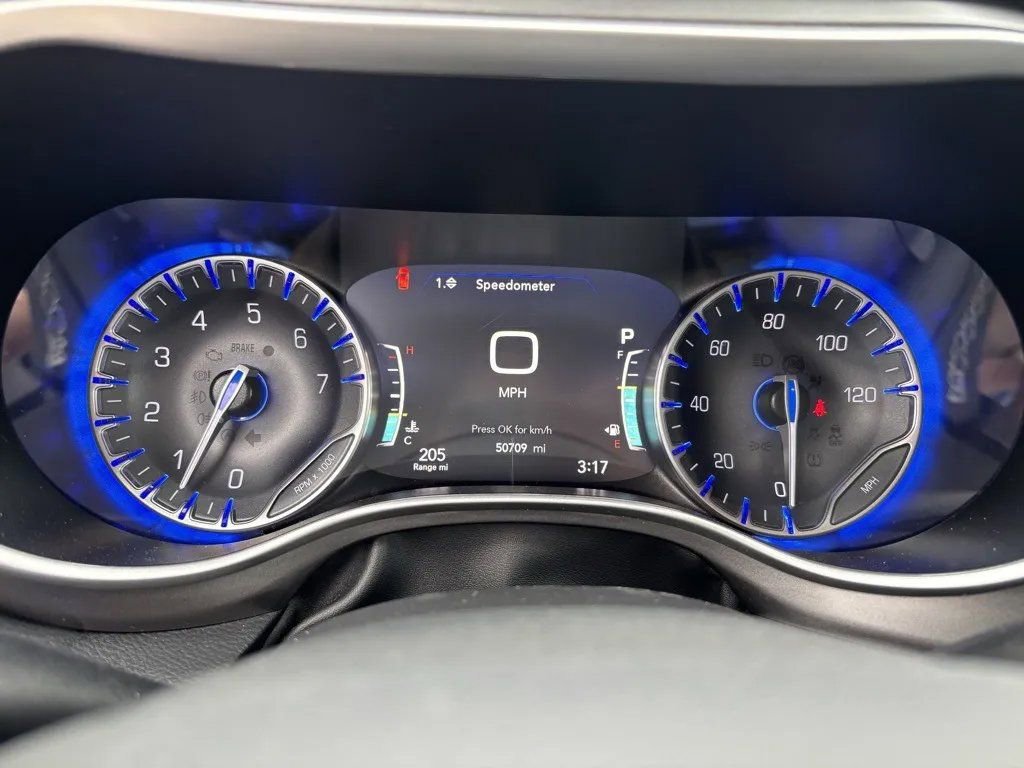 Used 2024 Chrysler Pacifica Touring-L image 13