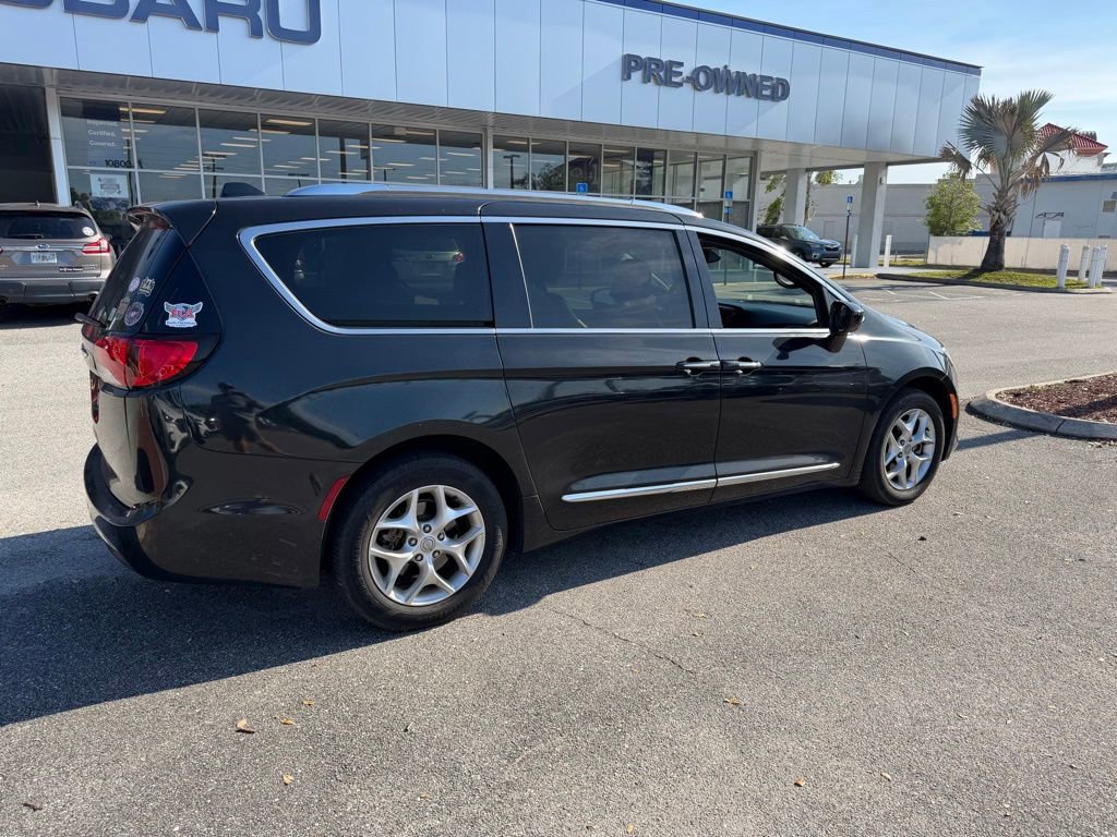 Used 2020 Chrysler Pacifica Touring-L FWD image 3