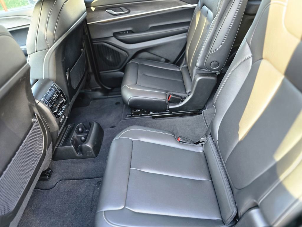 Used 2025 Jeep Grand Cherokee L Limited w/ Black Appearance Package image 9