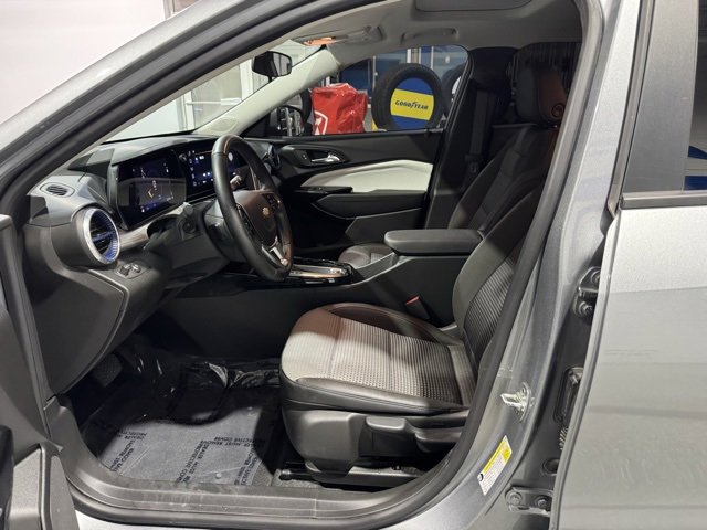 Used 2024 Chevrolet Trax LT w/ Sunroof Package image 7