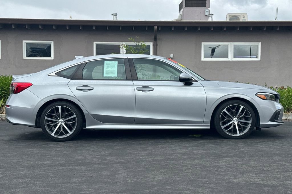 Used 2022 Honda Civic Touring image 2