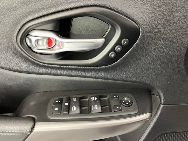 Used 2022 Jeep Cherokee Limited AWD/4WD image 35