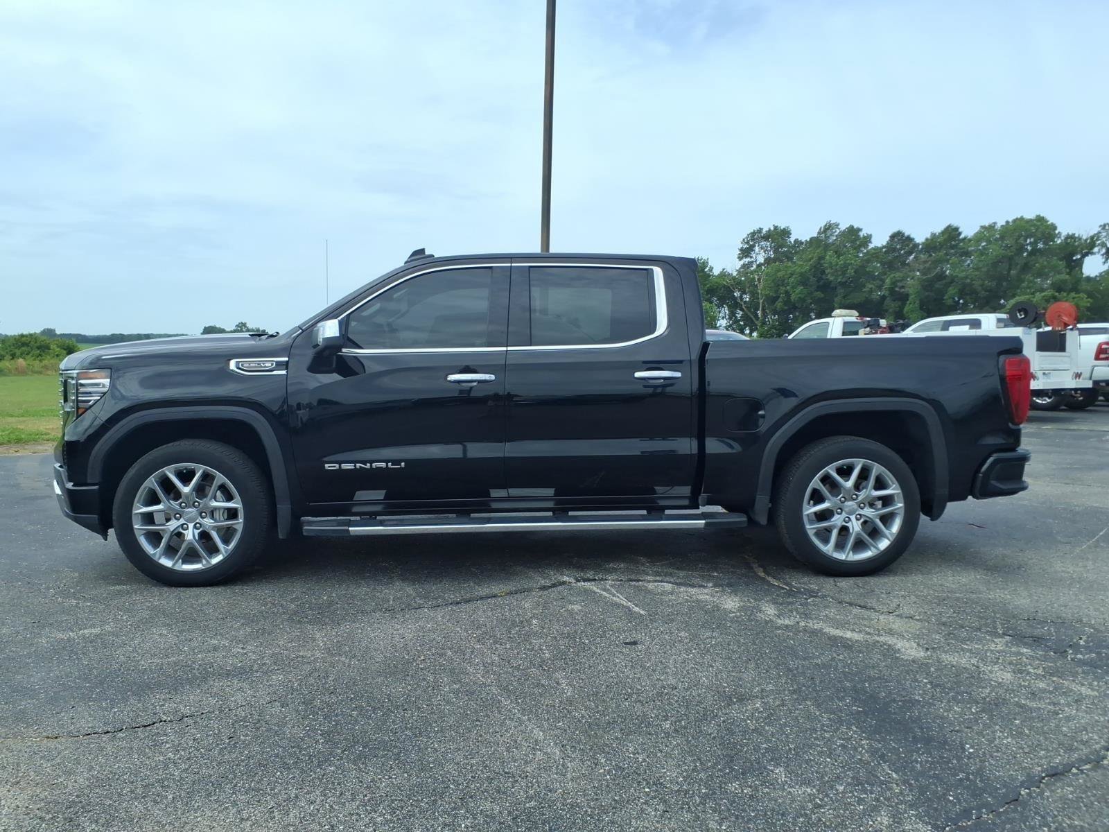 Used 2024 GMC Sierra 1500 Denali w/ Technology Package AWD/4WD image 2