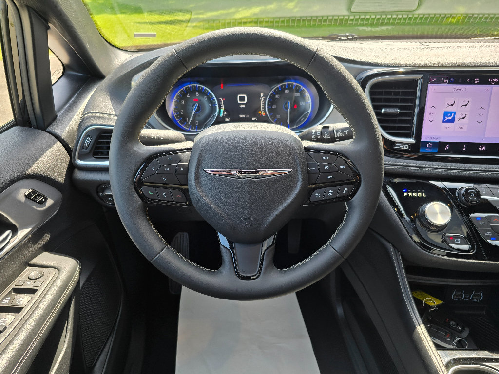 Used 2025 Chrysler Pacifica Limited FWD image 16