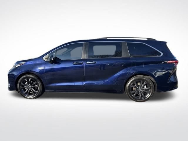 Used 2022 Toyota Sienna XSE image 2