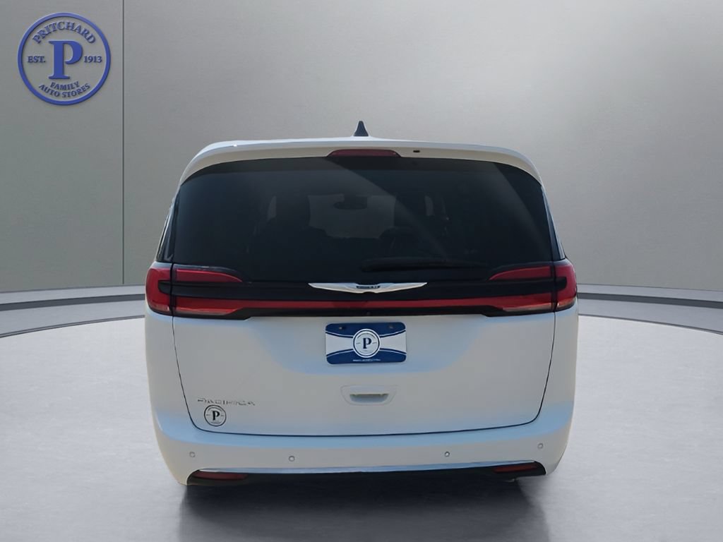 Used 2023 Chrysler Pacifica Touring-L FWD image 7