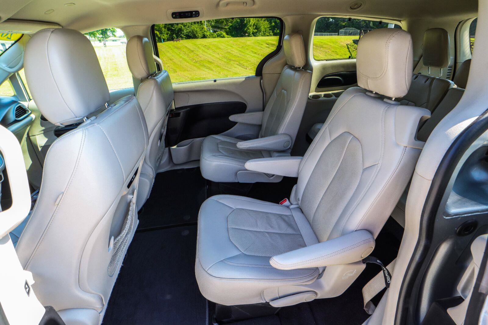 Used 2021 Chrysler Pacifica Touring-L FWD image 39