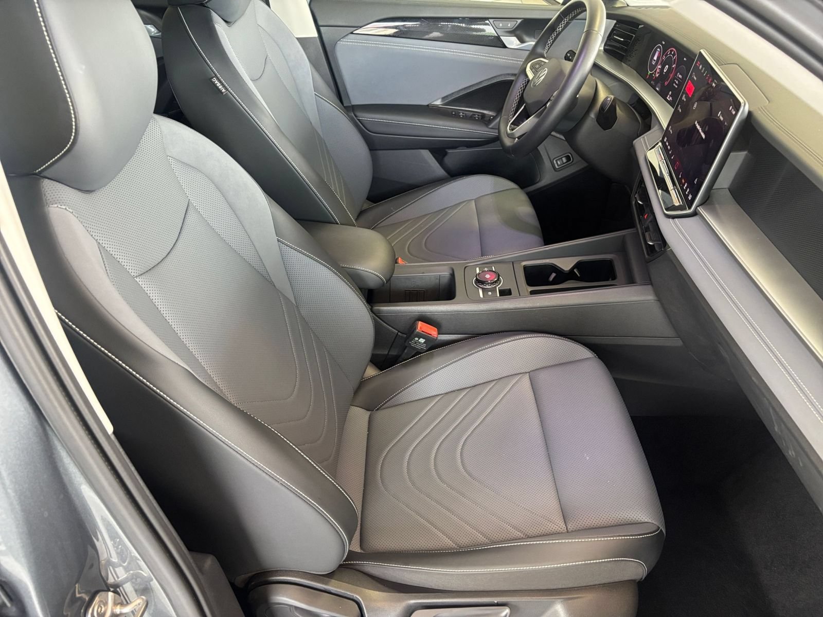 Used 2026 Volkswagen Tiguan SE FWD image 37