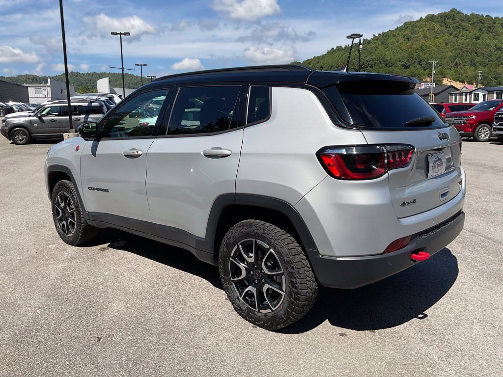 Used 2025 Jeep Compass Trailhawk AWD/4WD image 4