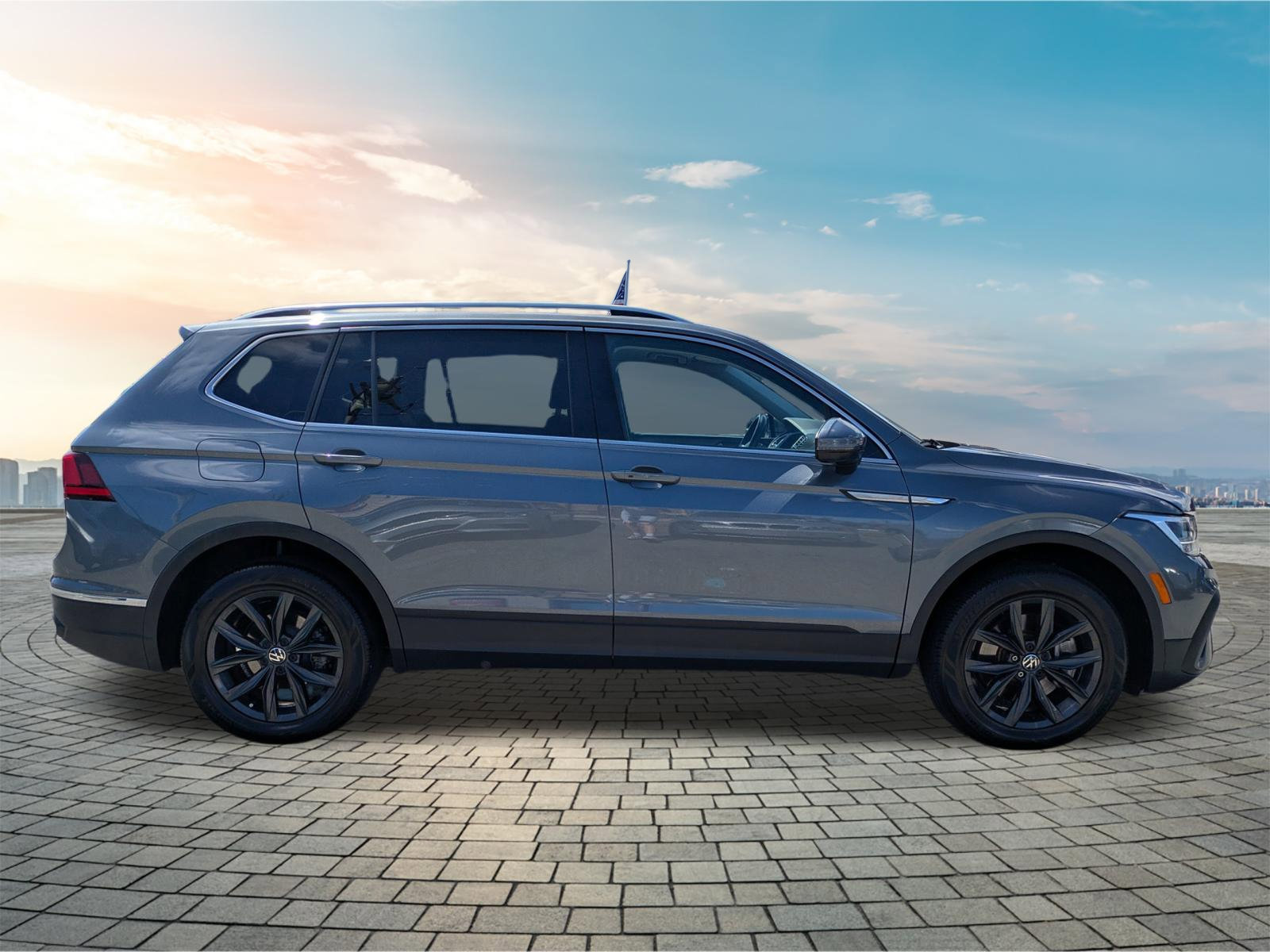 Used 2024 Volkswagen Tiguan SE w/ Panoramic Sunroof Package FWD image 4