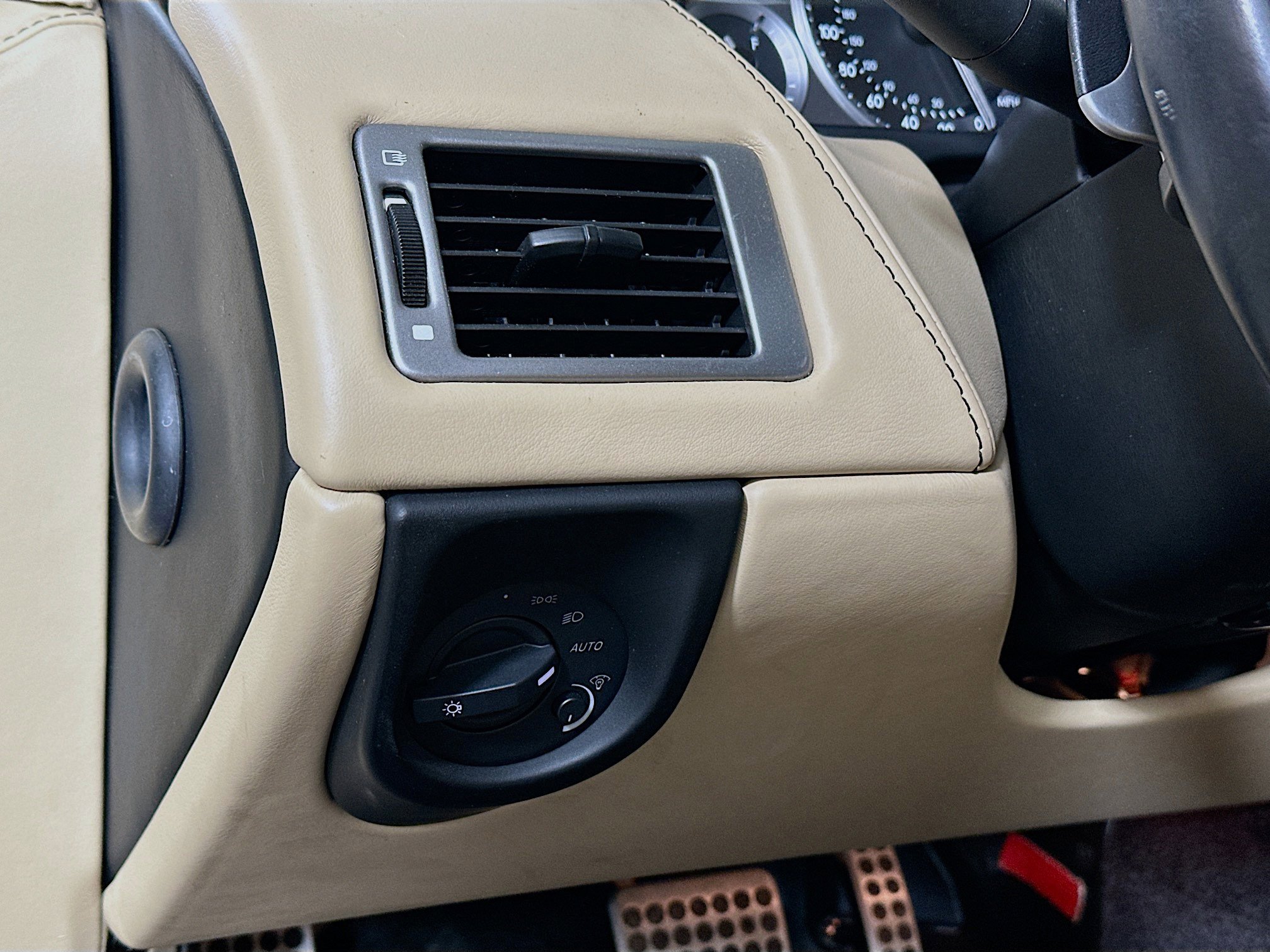 Used 2015 Aston Martin DB9 Volante image 10