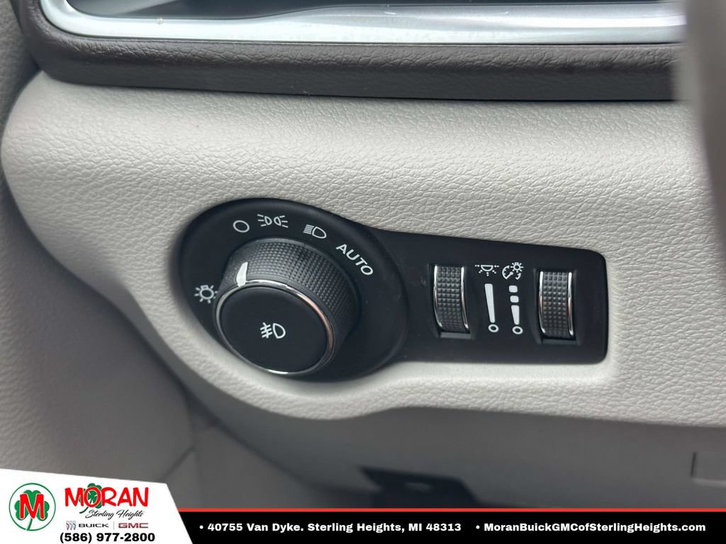 Used 2017 Chrysler Pacifica Touring-L Plus FWD image 32