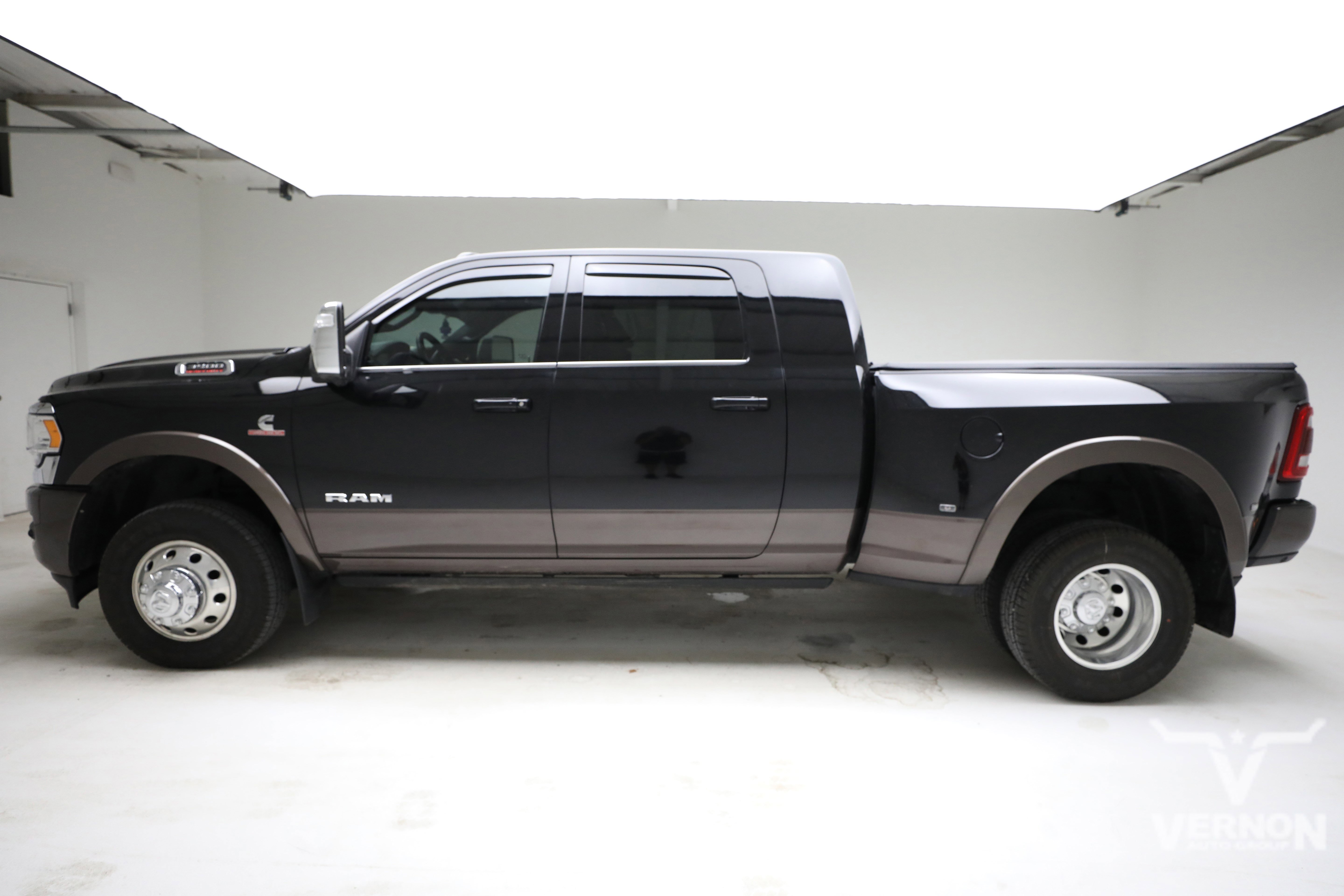 Used 2024 RAM 3500 Limited w/ Safety Group image 2