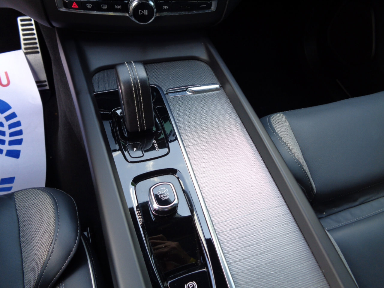 Used 2022 Volvo XC60 B6 R-Design image 12