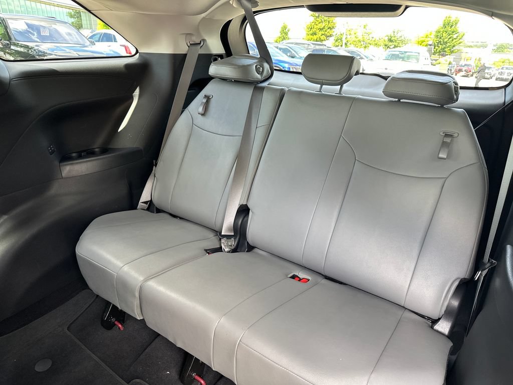 Used 2025 Toyota Sienna XLE FWD image 40