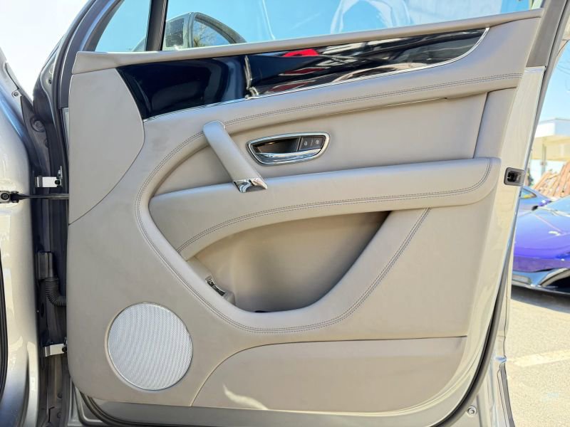 Used 2019 Bentley Bentayga AWD/4WD image 28