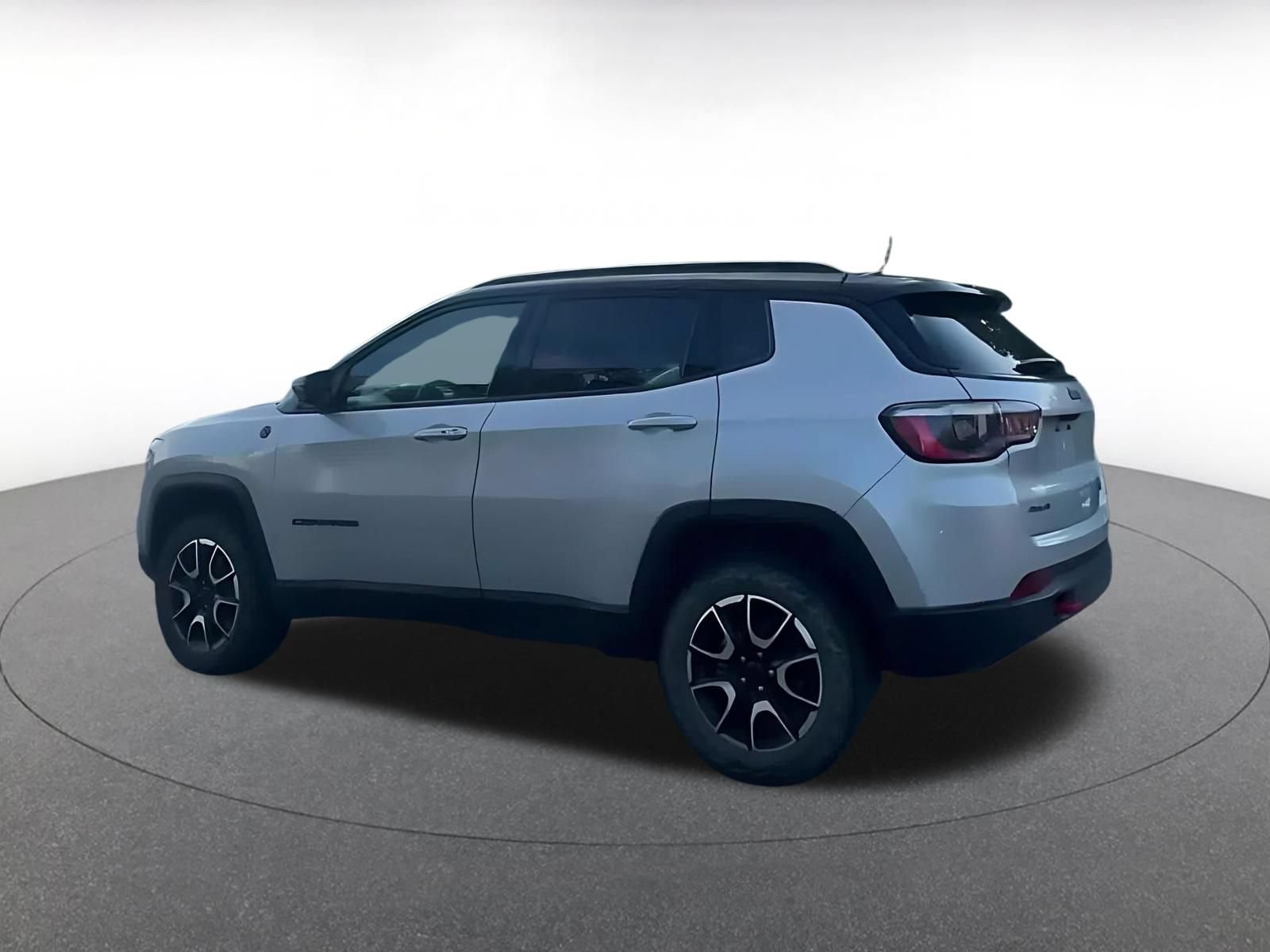 Used 2025 Jeep Compass Trailhawk AWD/4WD image 9