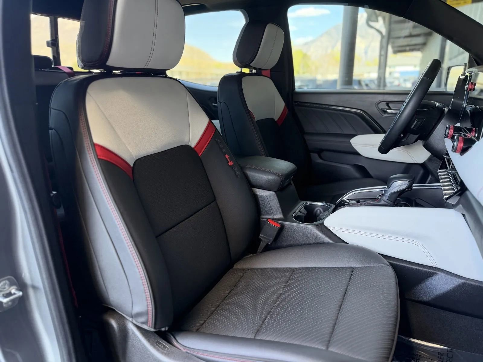 Used 2025 GMC Canyon AT4 w/ AT4X Package image 19