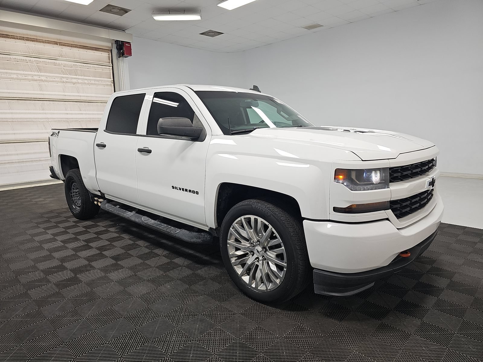 Used 2018 Chevrolet Silverado 1500 Custom w/ Custom Convenience Package RWD image 2