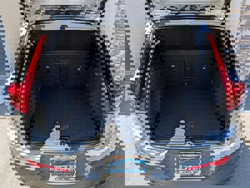 Used 2024 Volvo XC40 B5 Core image 29