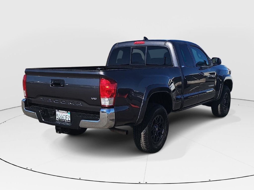 Used 2017 Toyota Tacoma SR5 w/ Tow Package RWD image 3
