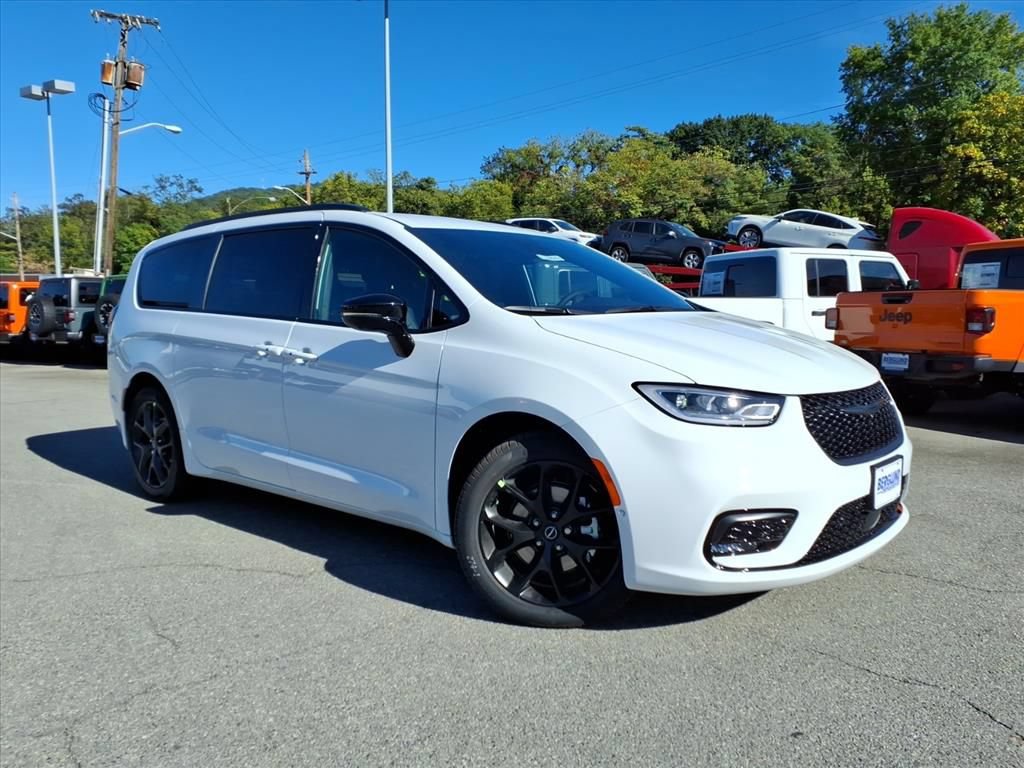 New 2026 Chrysler Pacifica Select w/ S Appearance Package FWD image 2