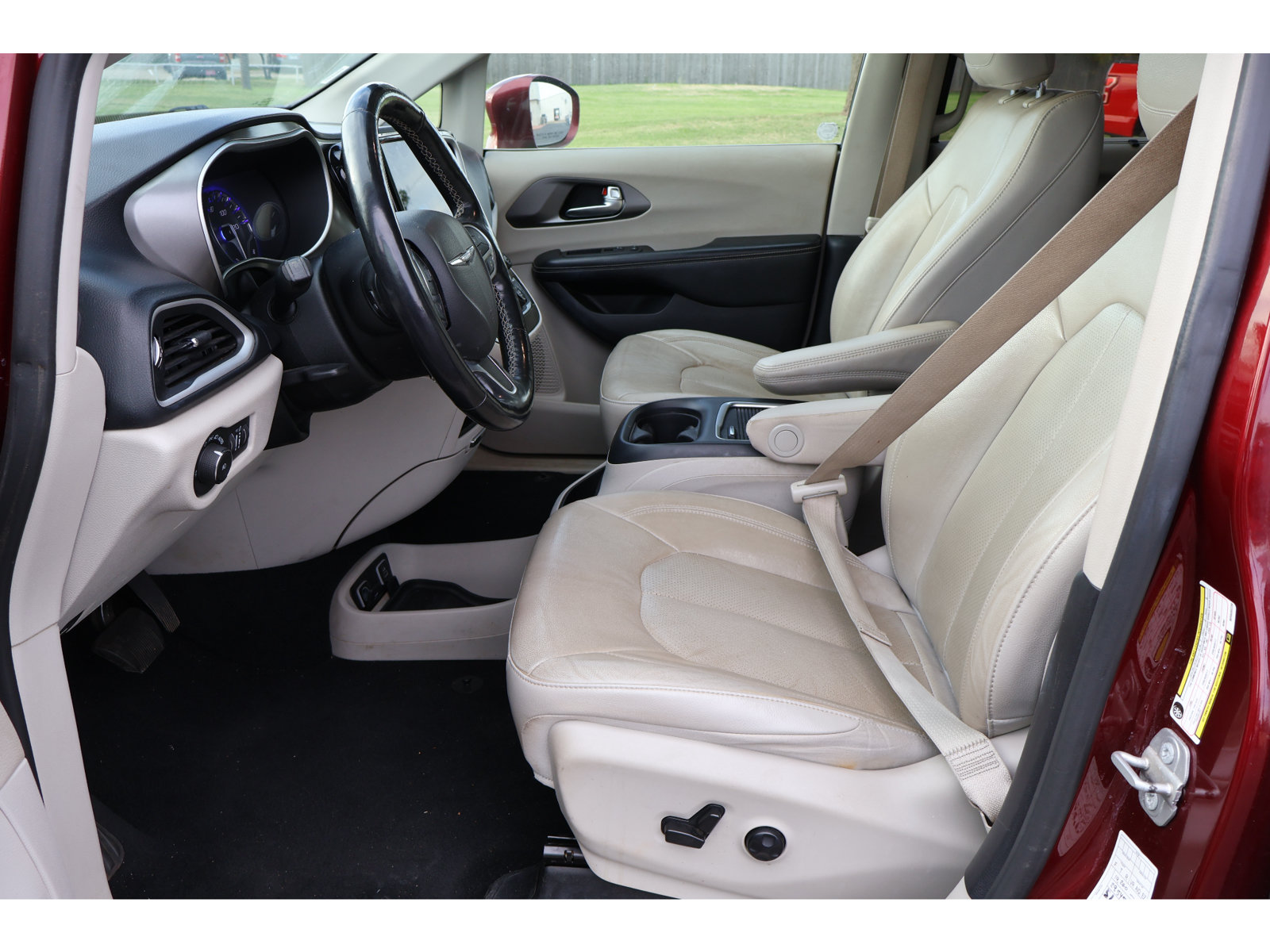 Used 2021 Chrysler Pacifica Touring-L FWD image 9