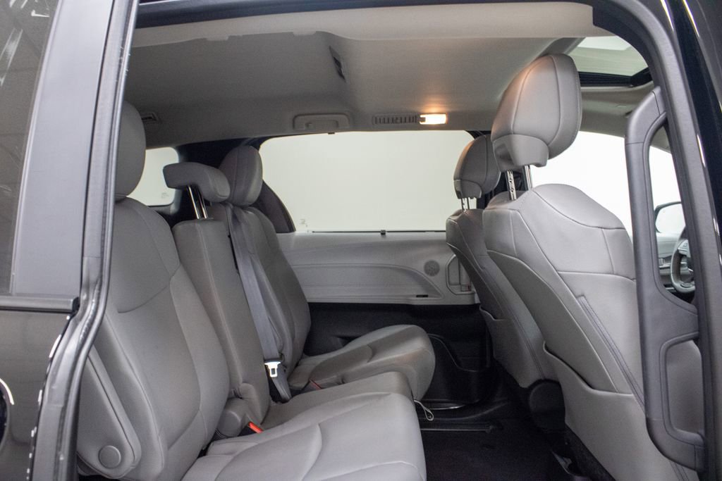 Used 2025 Toyota Sienna XLE image 35
