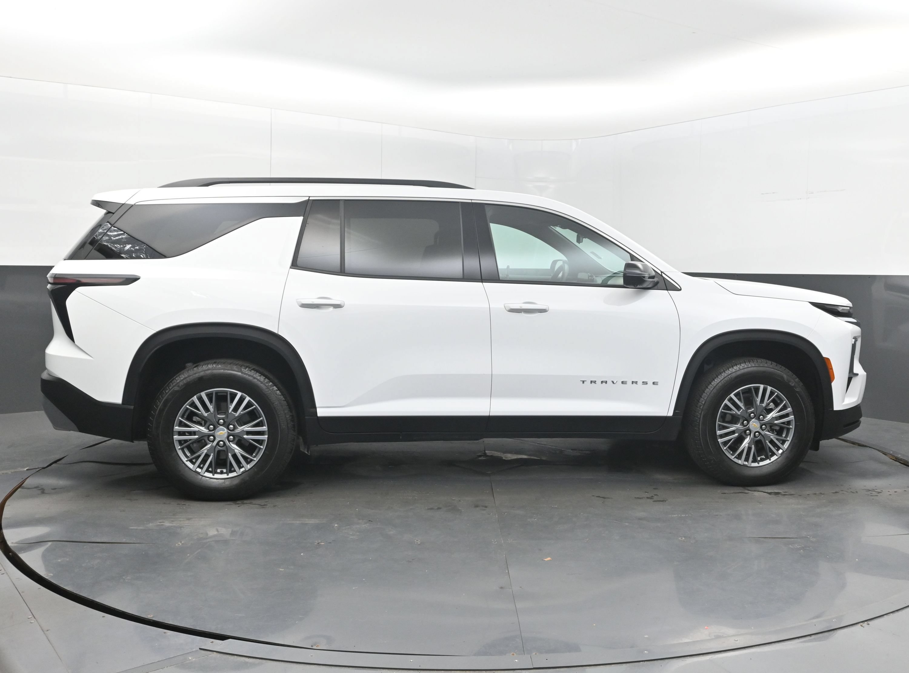 Certified 2026 Chevrolet Traverse LT w/ Driver Confidence Package FWD image 10
