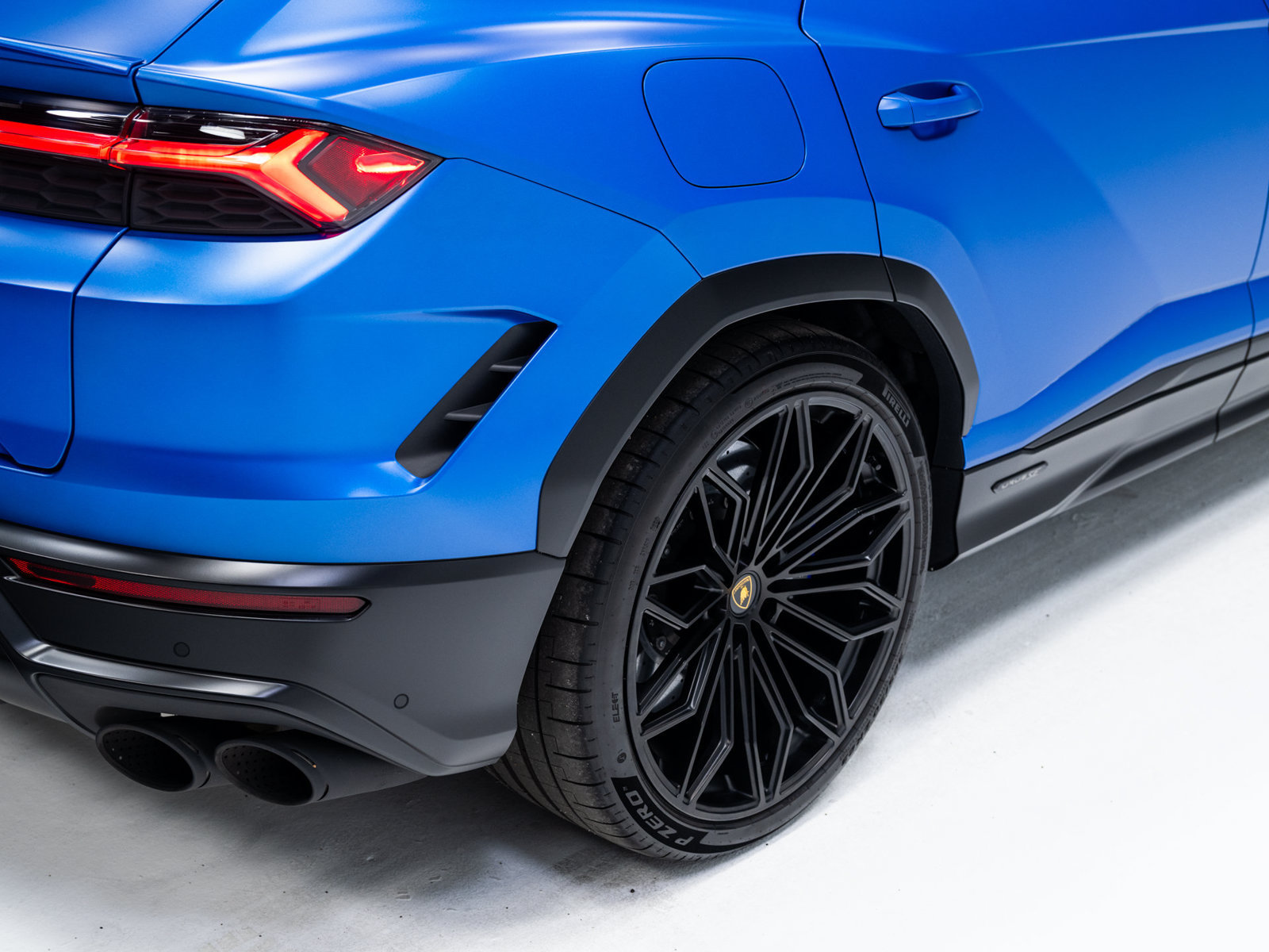 Used 2025 Lamborghini Urus SE AWD/4WD image 27