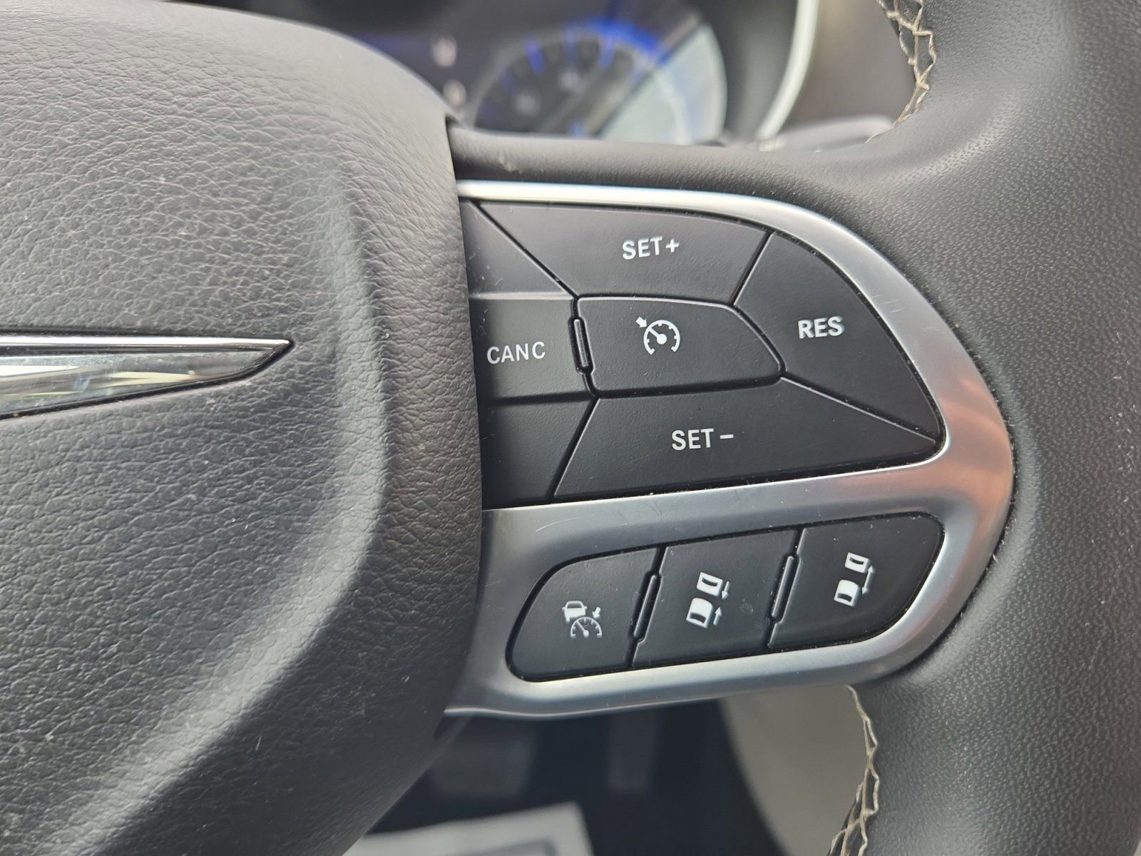 Used 2024 Chrysler Pacifica Touring-L FWD image 16