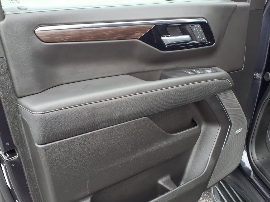 Used 2026 Chevrolet Suburban Premier AWD/4WD image 4