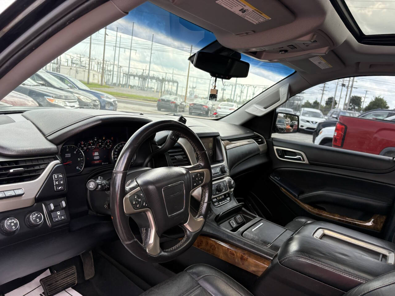 Used 2015 GMC Yukon Denali w/ Touring Package AWD/4WD image 25