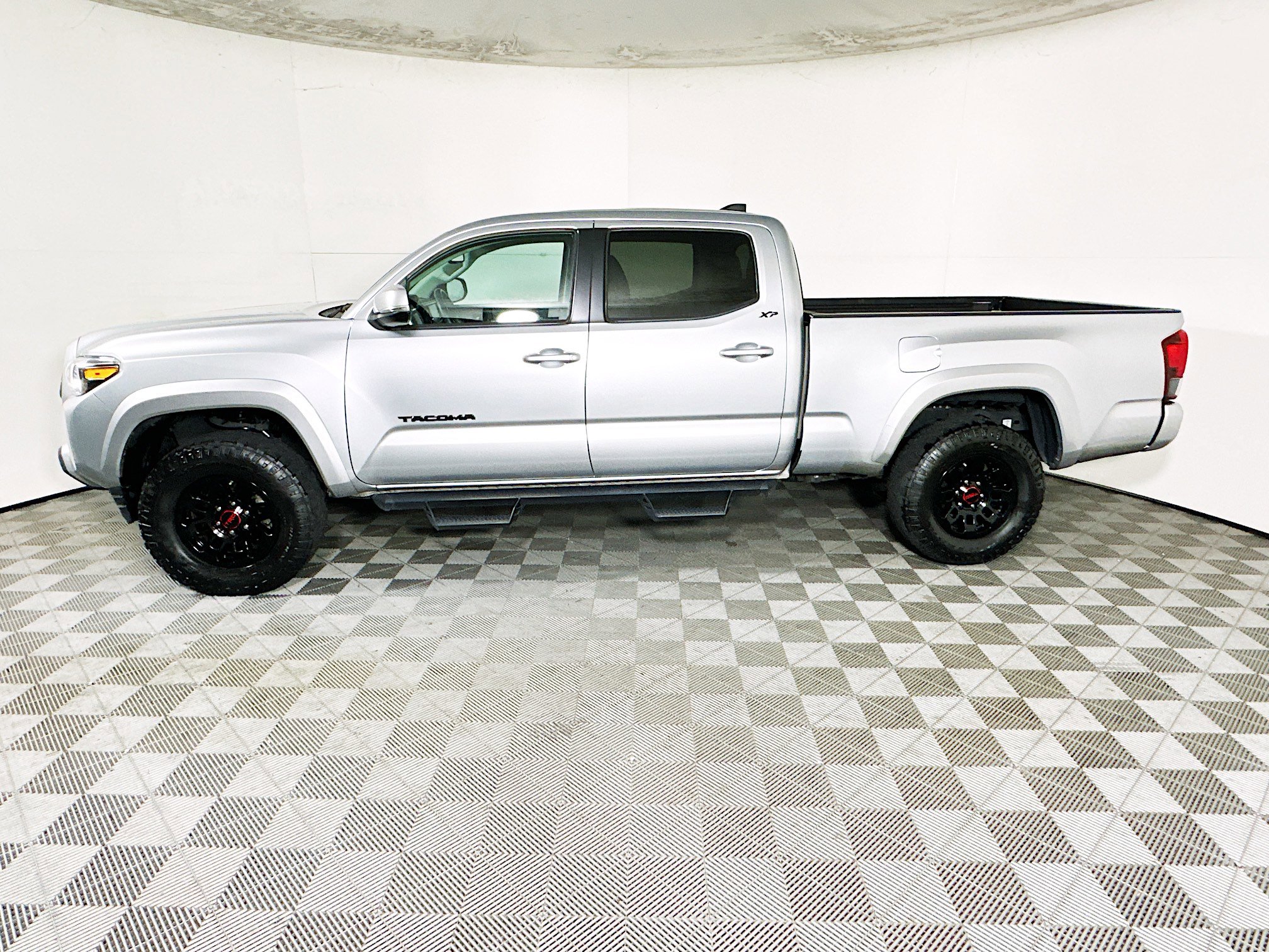 Used 2022 Toyota Tacoma SR5 w/ Technology Package AWD/4WD image 6