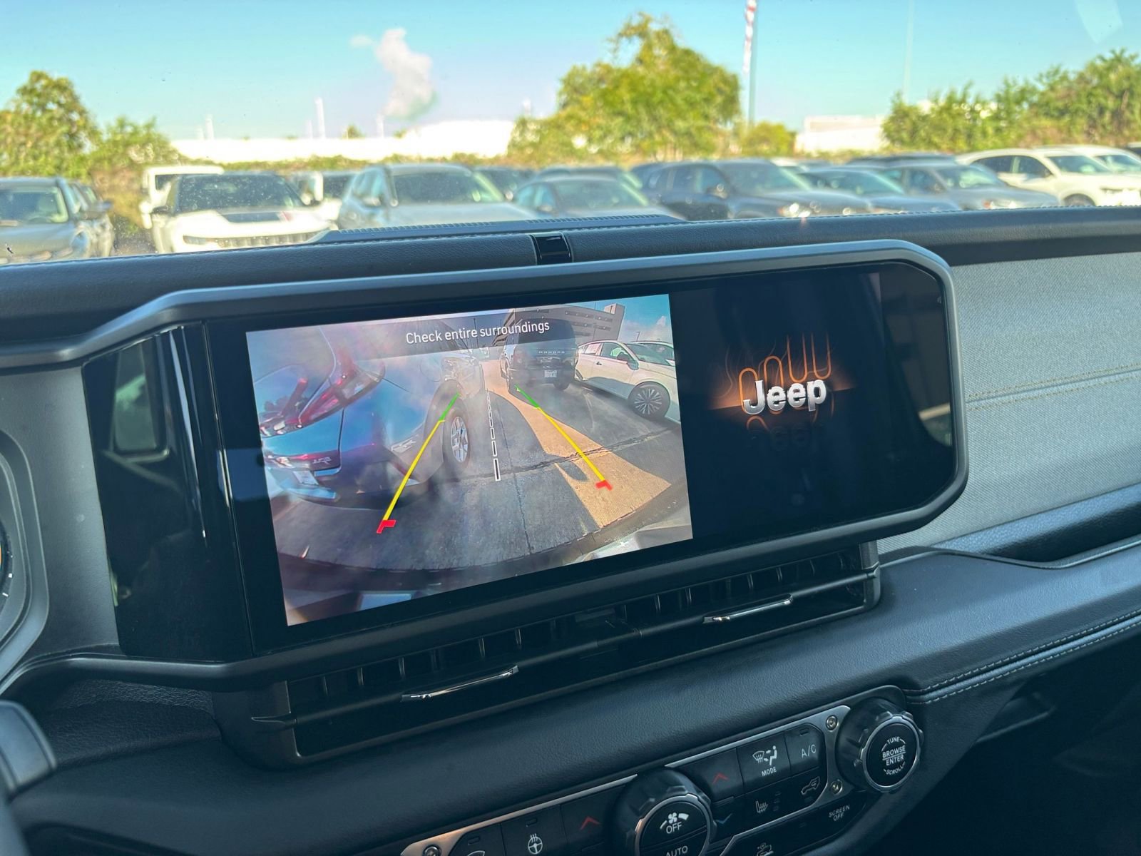 Used 2025 Jeep Wrangler Sahara image 17