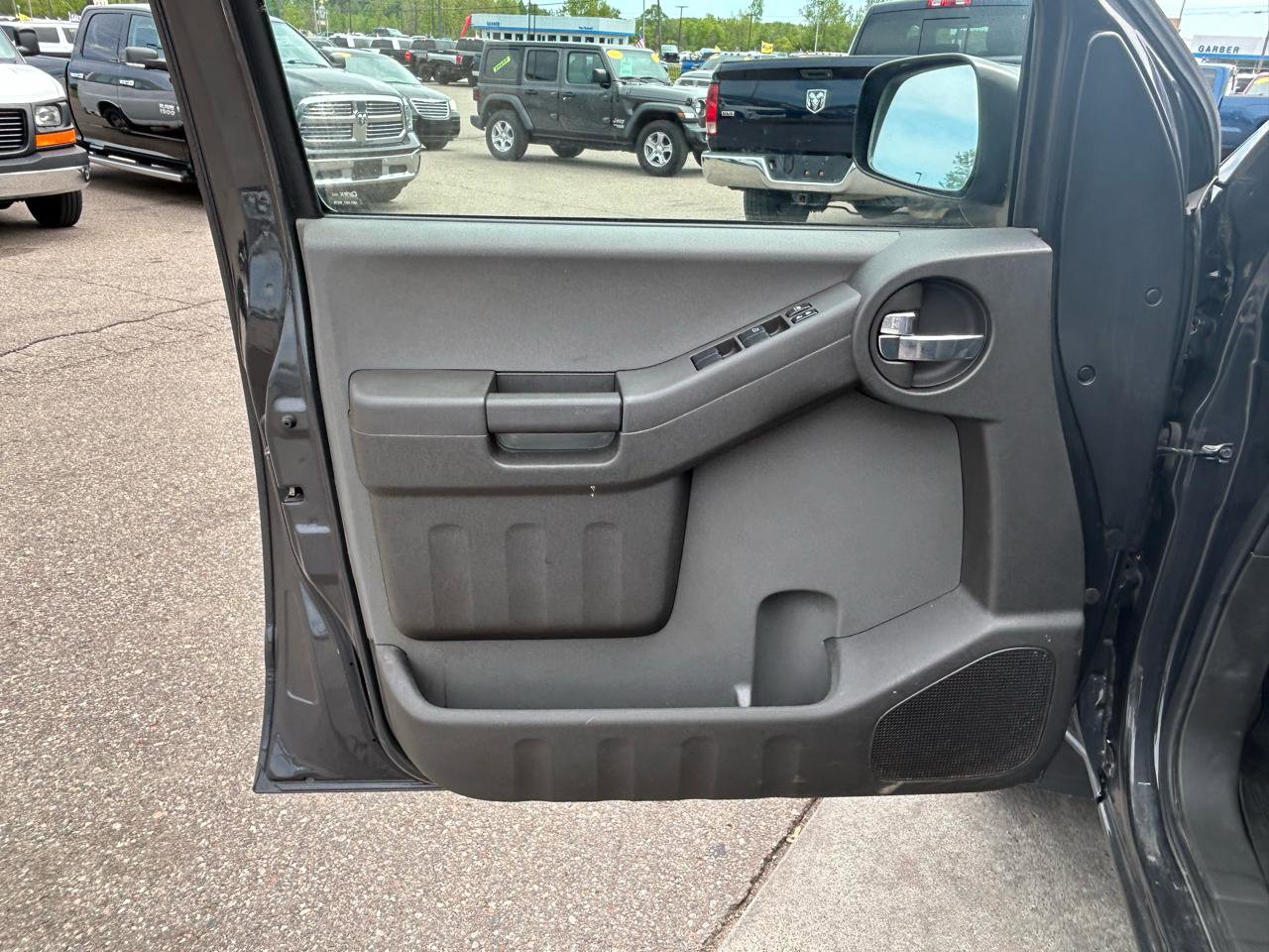 Used 2015 Nissan Xterra S AWD/4WD image 14