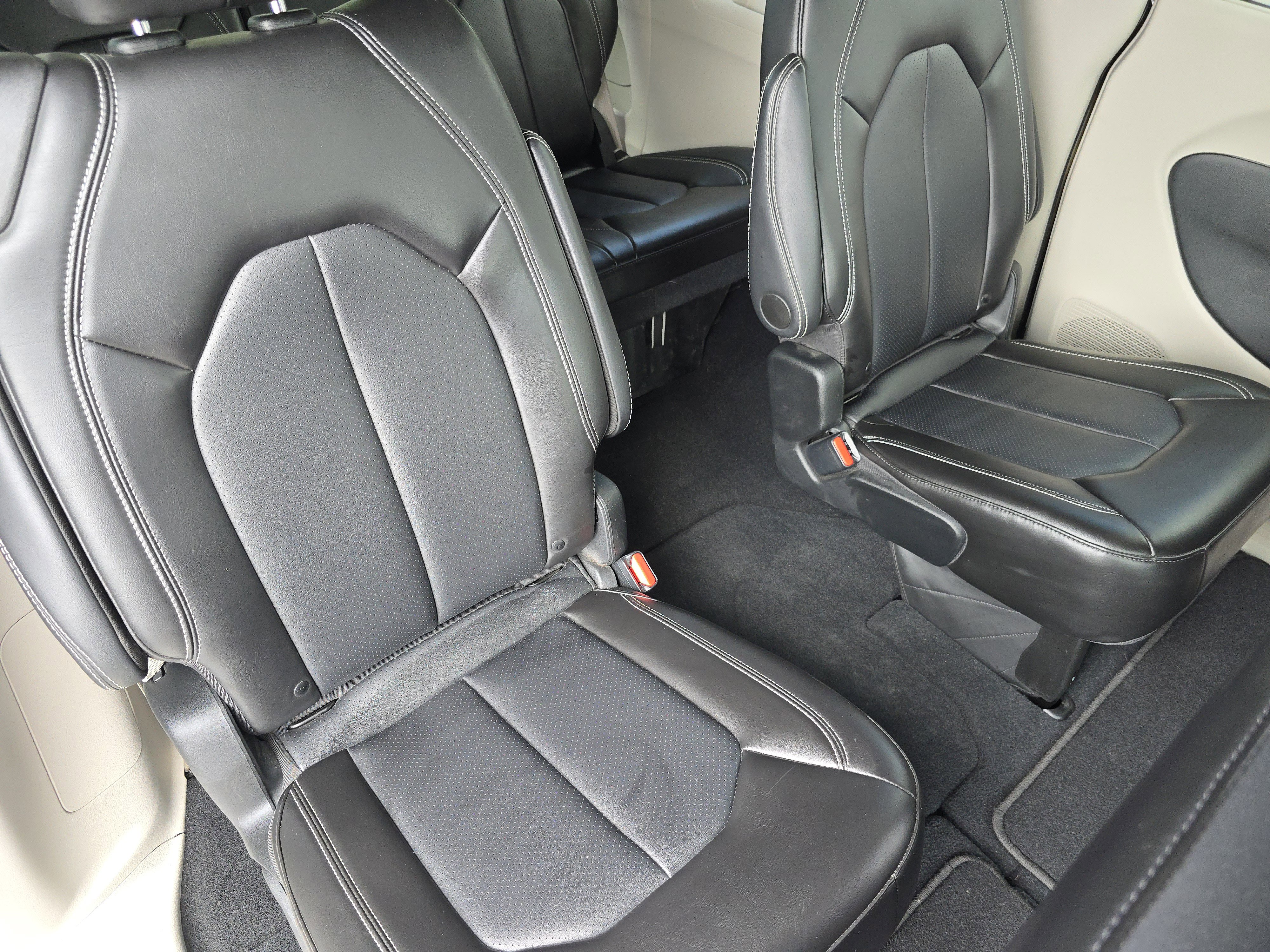 Used 2024 Chrysler Pacifica Touring-L FWD image 22