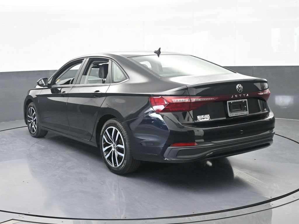 Used 2025 Volkswagen Jetta SE FWD image 4