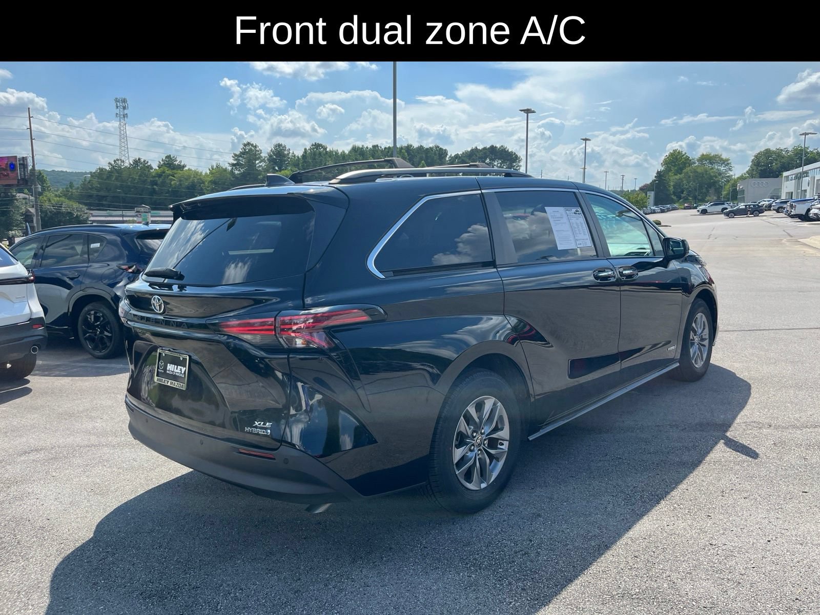 Used 2021 Toyota Sienna XLE FWD image 3