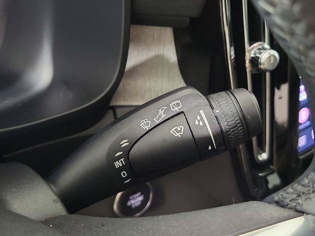 Used 2024 Volvo XC40 B5 Plus AWD/4WD image 30