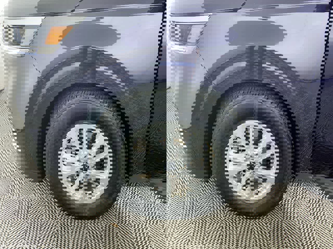 Used 2024 Kia Carnival LX image 16