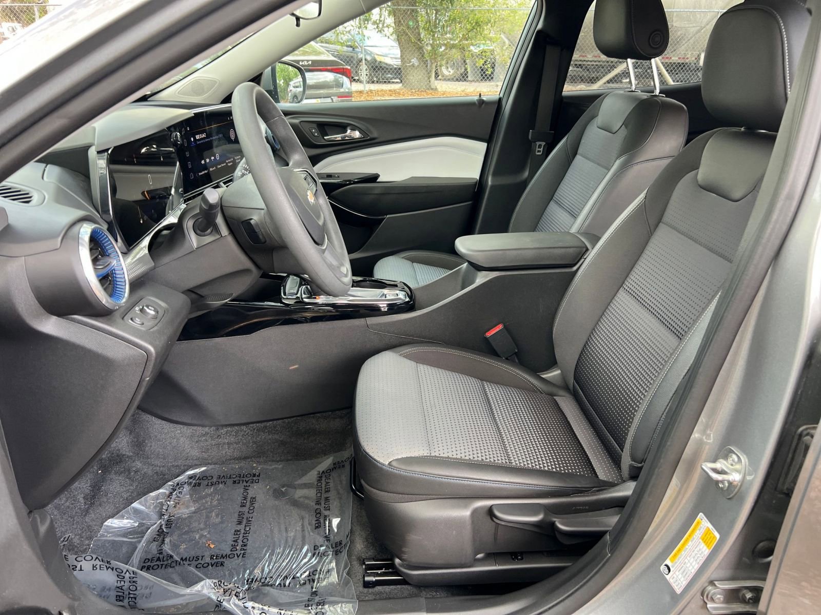 Used 2025 Chevrolet Trax LT image 23