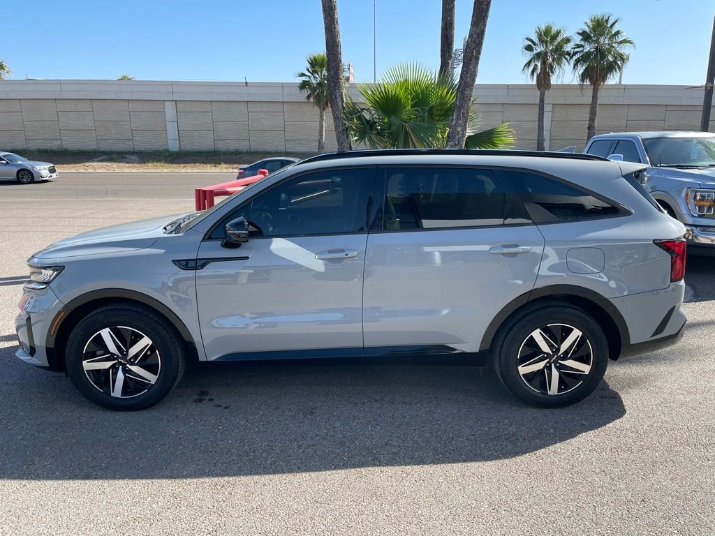 Used 2023 Kia Sorento EX w/ Panoramic Sunroof Package image 3