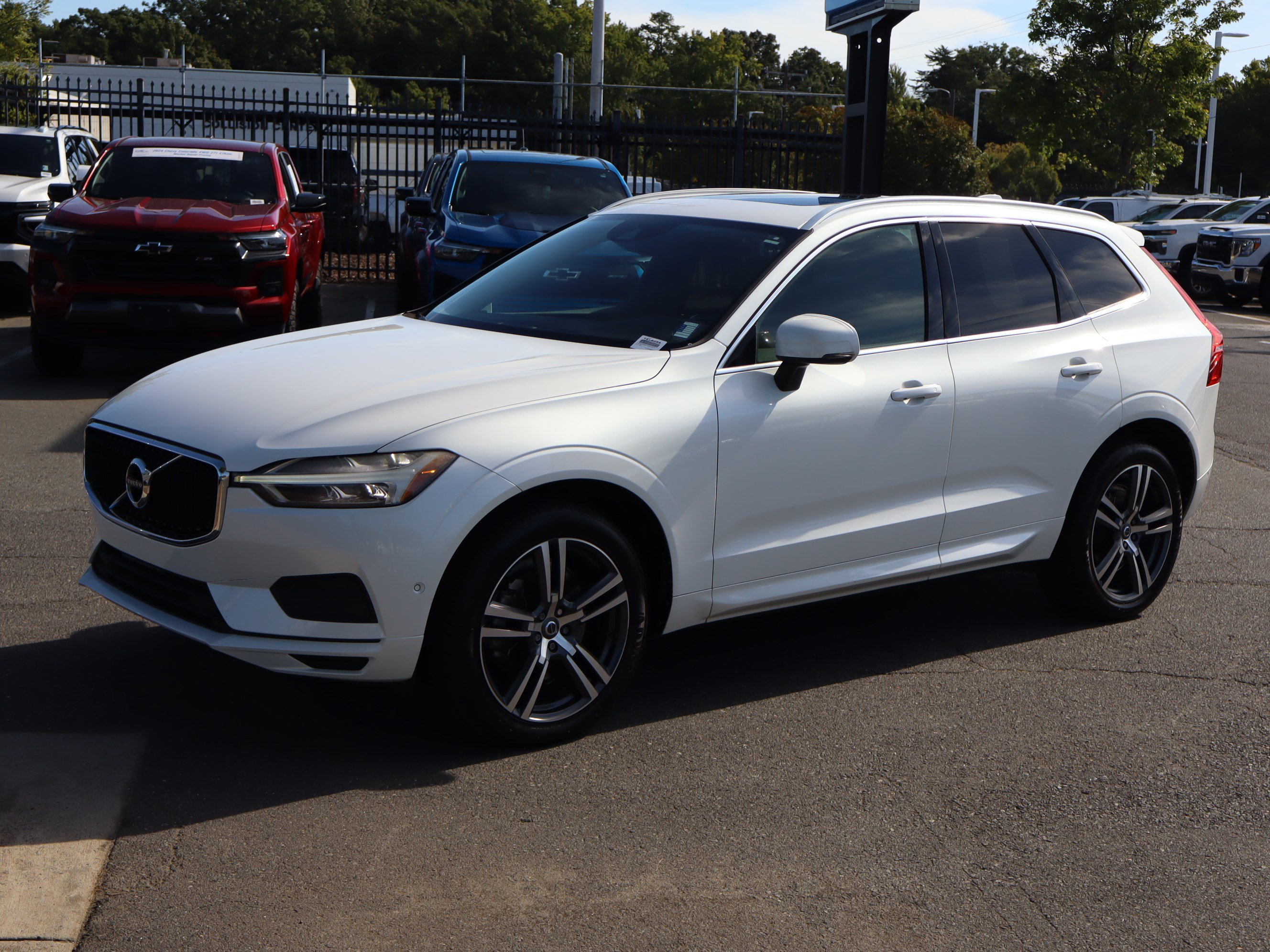 Used 2018 Volvo XC60 T6 Momentum w/ Vision Package AWD/4WD image 5