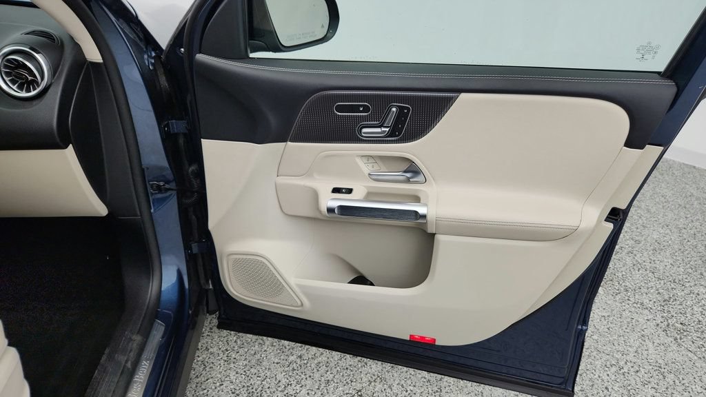 Used 2022 Mercedes-Benz GLB 250 w/ Premium Package Lite image 26