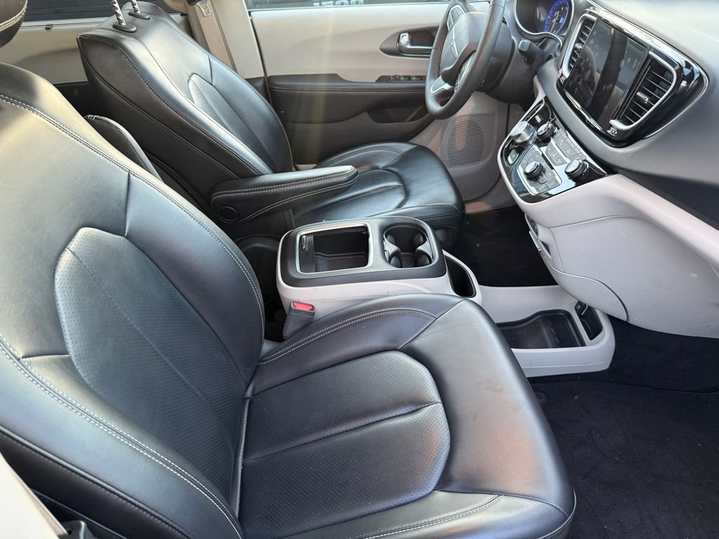 Used 2023 Chrysler Pacifica Touring-L image 9