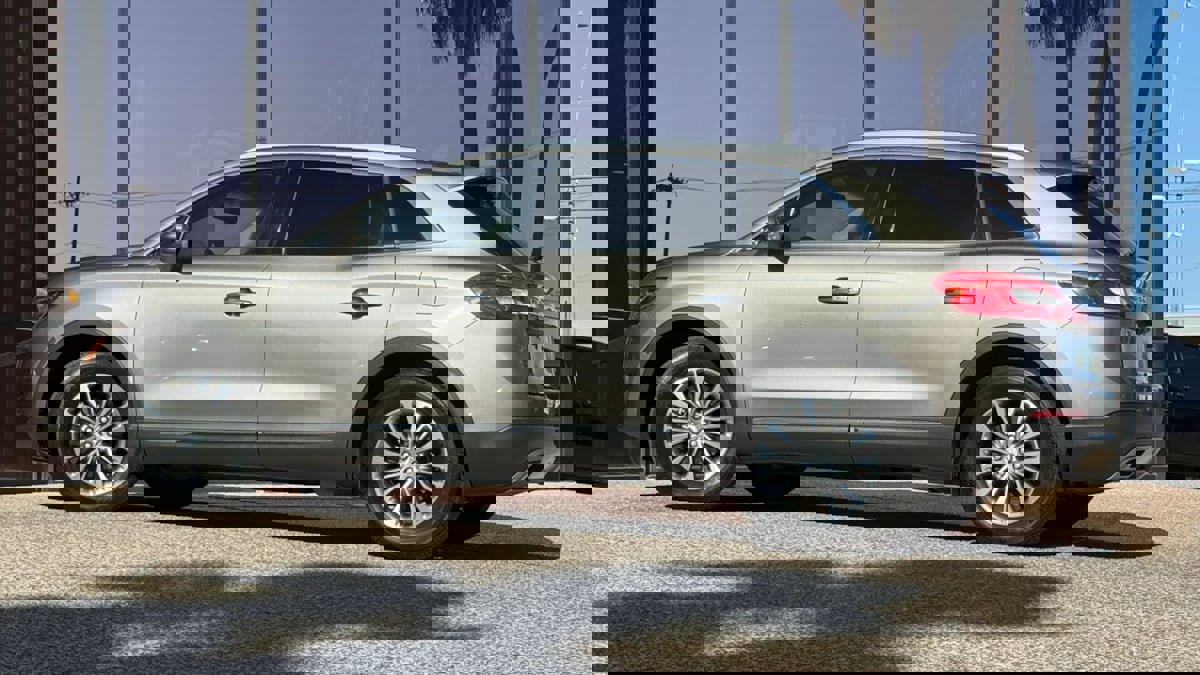 Used 2016 Lincoln MKX Select w/ Select Plus Package FWD image 6