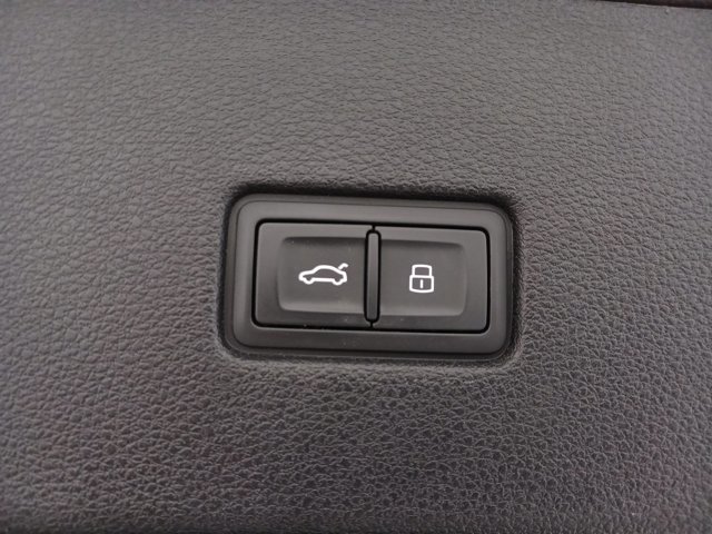 Used 2019 Audi Q8 Premium image 32